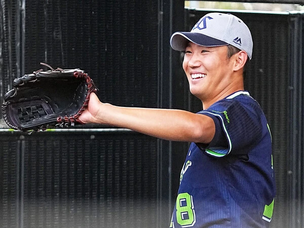 秋季キャンプで笑顔を見せるヤクルト・奥川恭伸photo by Sankei Visual