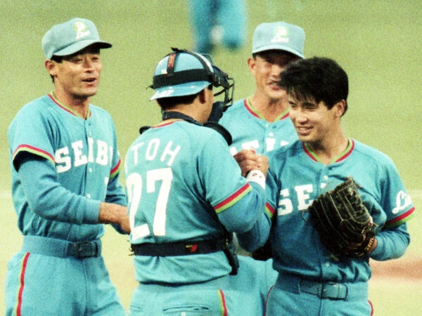 強力リリーフ陣のひとりとして西武黄金時代を支えた潮崎哲也氏（写真右）　photo by Sankei Visual