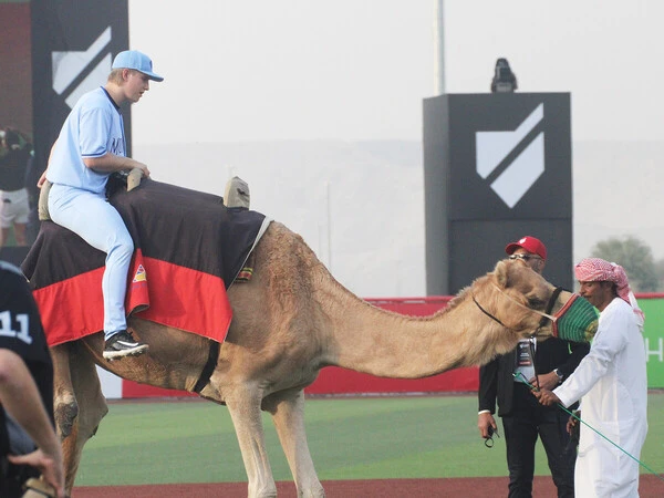 ラクダに乗って登場する先発投手photo by Asa Satoshi