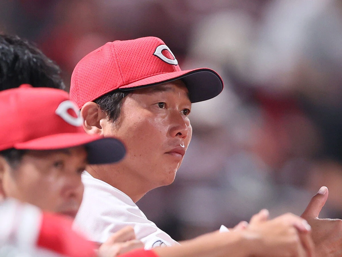 苦しむ広島の指揮を執る新井貴浩監督　photo by Sankei Visual