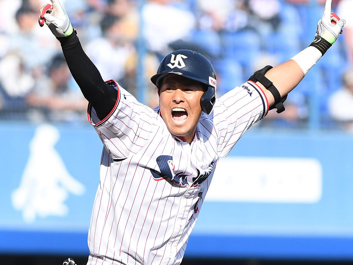 ヤクルトを支えたユーティリティプレーヤー、荒木貴裕の野球人生を変えた三木肇、真中満との出会い