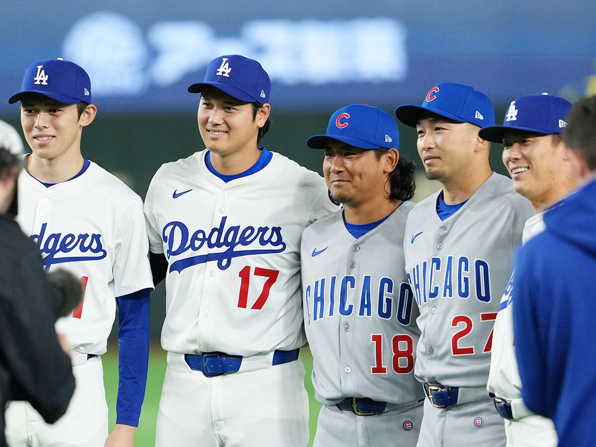 記念撮影をする（左から）佐々木朗希、大谷翔平、今永昇太、鈴木誠也、山本由伸 日刊スポーツ/アフロ