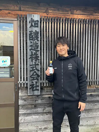 故郷・富山で、自ら醤油作りを行なったという荒木氏（写真：本人提供）