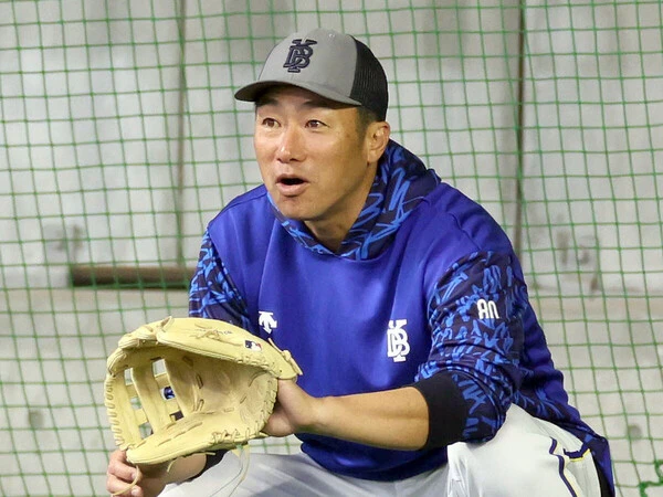 昨年の秋季キャンプで、ミットを構えて練習を手伝った相川亮二監督photo by Sankei Visual