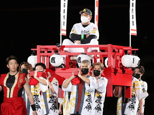監督就任1年目の2022年、開幕セレモニーで神輿に乗って登場した藤本博史氏photo by Sankei Visual