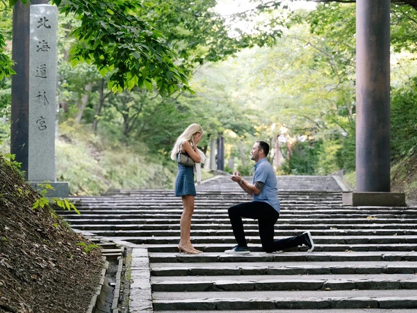 北海道神宮の鳥居の前でプロポーズするバーヘイゲン（写真右）写真は本人提供