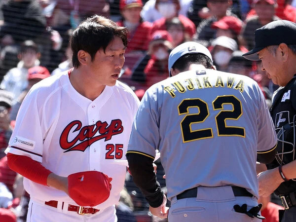 オープン戦で対戦した広島の新井貴浩監督（左）と阪神の藤川球児監督　photo by Sankei Visual