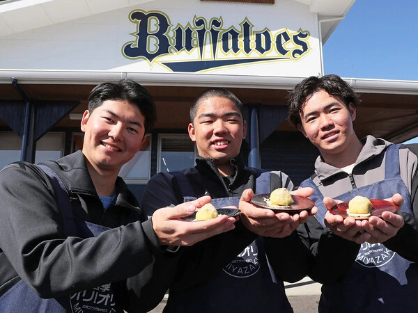 初めてのキャンプに参加したオリックスのルーキー（写真左から）佐藤龍月、藤川敦也、森陽樹の３人　photo by Sankei Visual