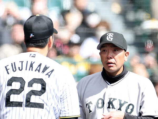 オープン戦で挨拶をする阪神の藤川球児監督（左）と巨人の阿部慎之助監督 photo by Sankei Visual