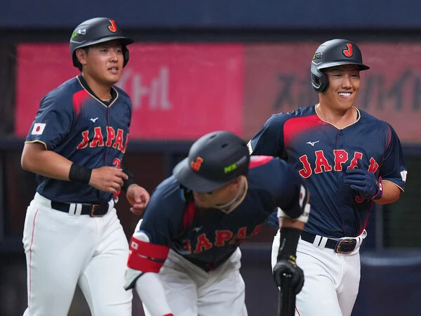 阪神との強化試合に出場した岡本和真（左）と吉田正尚　photo by Sankei Visual