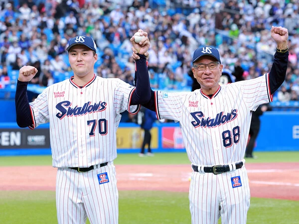 プロ初勝利を挙げた廣澤優（写真左）を称える池山隆寛監督　photo by Sankei Visual