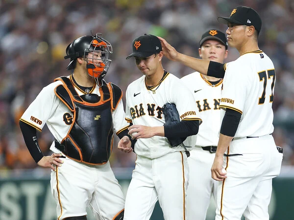 阪神との開幕カード３戦目に先発するも３回途中降板となった山城京平（左から２人目）　photo by Sankei Visual