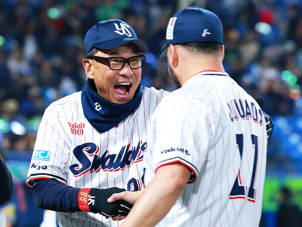 開幕から好調を続けるヤクルト・池山隆寛監督（写真左）　photo by Sankei Visual