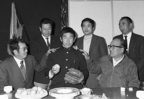 交渉が成立し、中日入団が決まった鈴木孝政氏（中央）と当時ヘッドコーチの近藤貞雄氏（左端）とスカウト陣たち　photo by Sankei Visual