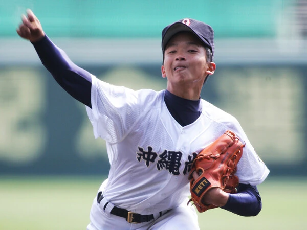 沖縄尚学時代の2008年春の選抜大会で優勝した東浜巨　photo by Katsuro Okazawa
