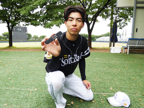 ピッチコムの機器を見せる２年目の村上泰斗　photo by Kotaro Tajiri