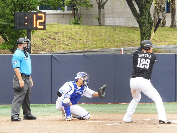 初めてABS、ピッチコム、ピッチクロックを経験したホークスの選手たち　photo by Kotaro Tajiri