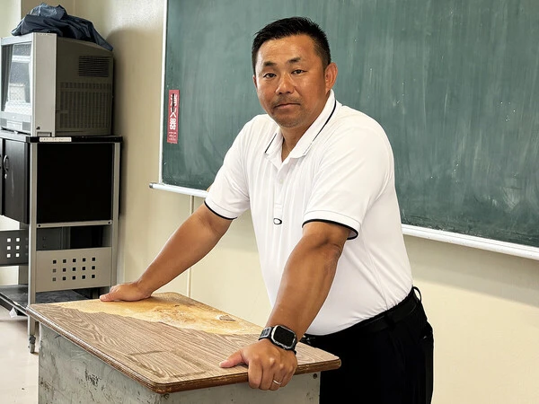 現在は山口県鴻城高校の社会科教諭として教壇に立ちながら、野球部部長として選手たちの指導にあたっている田中一徳氏　写真は本人提供