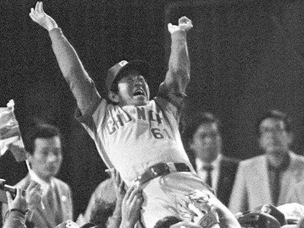 1982年、リーグ優勝を果たし胴上げされる中日・近藤貞雄監督　photo by Kyodo News
