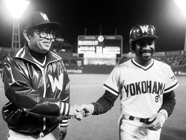 1985年から２年間、大洋の指揮を執った近藤貞雄氏（写真左）　photo by Sankei Visual