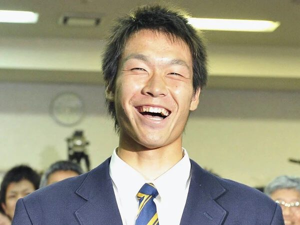 2011年のドラフトでソフトバンクから単独１位指名され笑顔を見せる武田翔太　photo by Kyodo News
