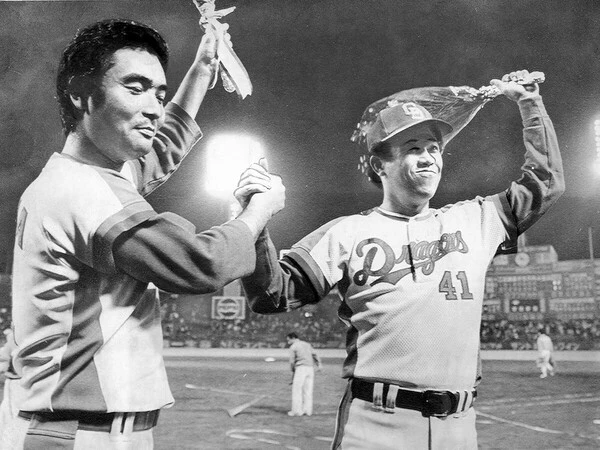 1982年優勝時の主力だった谷沢健一氏（右）と三沢淳氏　photo by Sankei Visual