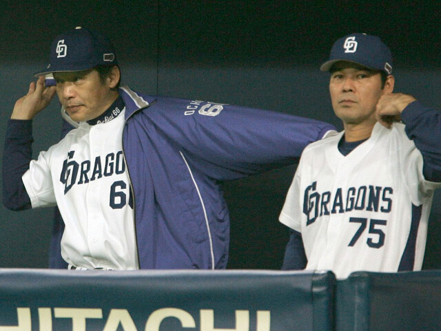 落合氏（左）が中日の監督時代にコーチを務めた石嶺氏 photo by Kyodo News