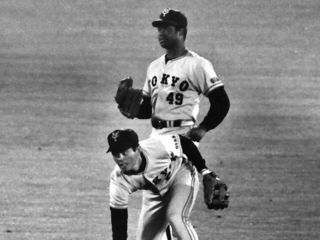 1985年４月16日の阪神戦で落球したショートの河埜氏（前）と、センターのクロマティ氏　photo by Sankei Visual