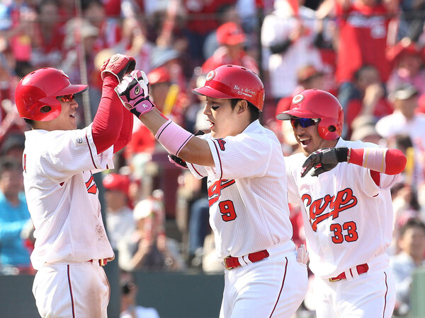 広島をけん引した、（左から）田中広輔、丸佳浩、菊池涼介 photo by Sankei Visual