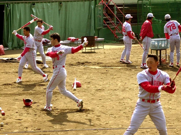 （手前から）打撃練習を行なう金本知憲、緒方孝市、野村謙二郎、前田智徳　photo by Sankei Visual