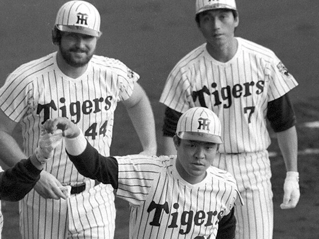 ホームランを放った掛布雅之を祝福する、ランディ・バースら1985年の阪神の選手たち photo by Sankei Visual