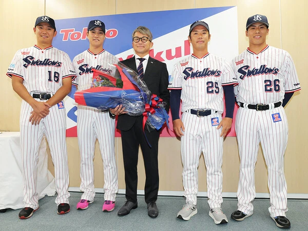 石川雅規（中央）の引退会見に駆けつけた（左から）奥川恭伸、高橋奎二、ひとりおいて小川泰弘、山野太一　photo by Kyodo News