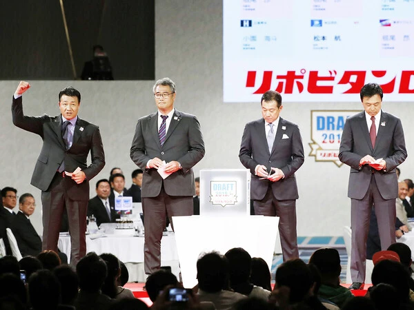 大阪桐蔭の根尾昂の交渉権を引き当て、ガッツポーズする中日の与田剛監督（当時／写真左）　photo by Kyodo News