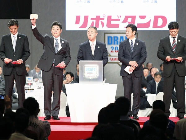5球団競合の末、創価大・田中正義の交渉権を引き当てたソフトバンクの工藤公康監督（当時／左から２人目）　photo by Kyodo News