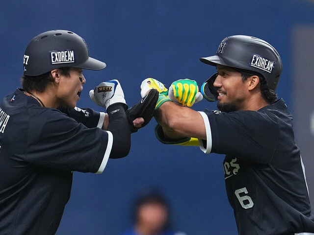 2023年のオリックス優勝パレードで、ファンの声援に応える宗（左）と中川