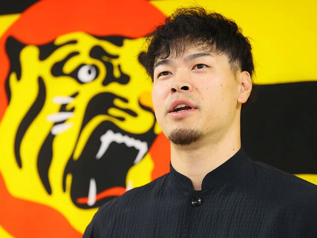 メジャー挑戦の動向が注目される阪神の佐藤　photo by Sankei Visual