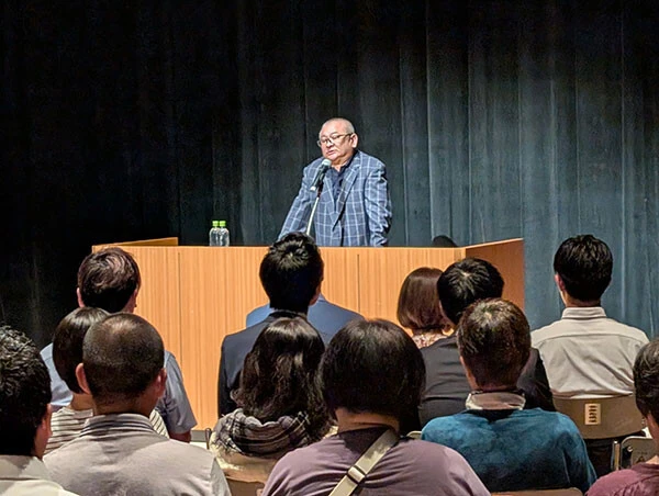 公演を行なった時の亨氏 photo by Junichi Shiratori