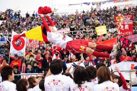 元日の全日本選手権で優勝後、INAC神戸の選手たちは引退が決まっていた米津を胴上げ