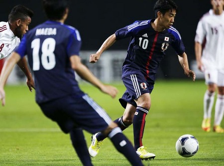 日本代表では２列目の左サイドでプレイする香川真司。