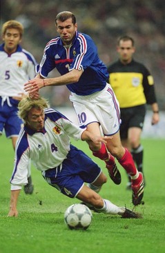 2001年３月24日、日本は当時の世界王者フランスと対戦、０－５で大敗した。写真はＤＦ森岡をかわすジダン