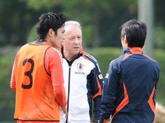 【日本代表】ザッケローニ監督が見せた、3―4―3への本気度