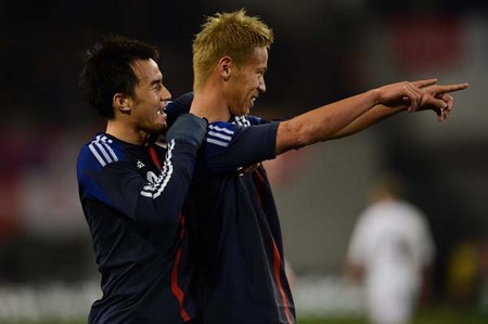 本田圭佑（右）、岡崎慎司（左）が得点を重ねて、2013年の初戦を飾った日本代表。