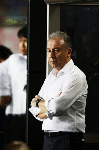 強豪ウルグアイにホームで完敗の日本。試合中のザッケローニ監督の表情は渋いままだった