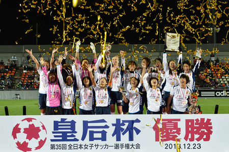 リーグ戦、リーグカップ戦、国際クラブ女子W杯、皇后杯で４冠を達成したINAC神戸