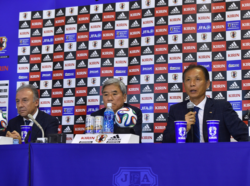 ブラジルW杯敗退後、ザッケローニ監督（左）の代表監督退任を発表する原博実専務理事兼技術委員長（右）。中央は大仁邦彌会長。
