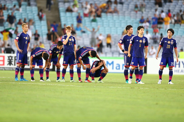 PK戦の末、UAEに敗れてうなだれる日本の選手たち