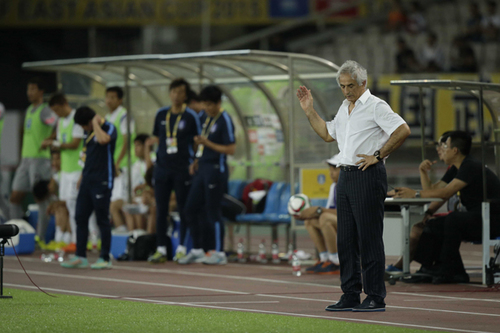 韓国にドロー。試合中、困惑したような表情を浮かべるハリルホジッチ監督