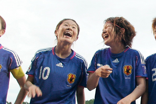 2008年北京五輪の前哨戦アジアカップで、笑顔を見せる澤穂希と阪口夢穂