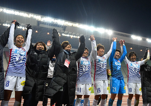 試合後ファンへの挨拶で、仲間たちと笑顔を見せた田中陽子（左）