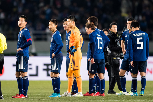 韓国戦終了後、ぶ然とした表情を浮かべる日本の選手たち